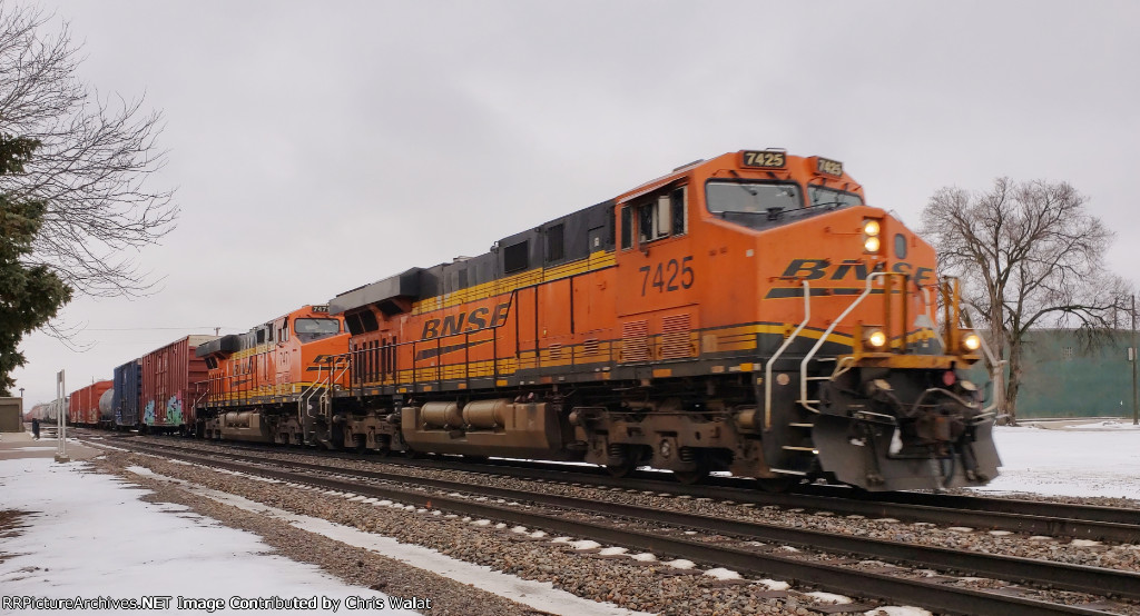 BNSF 7425 is rolling tonnage west on the Mendota sub.